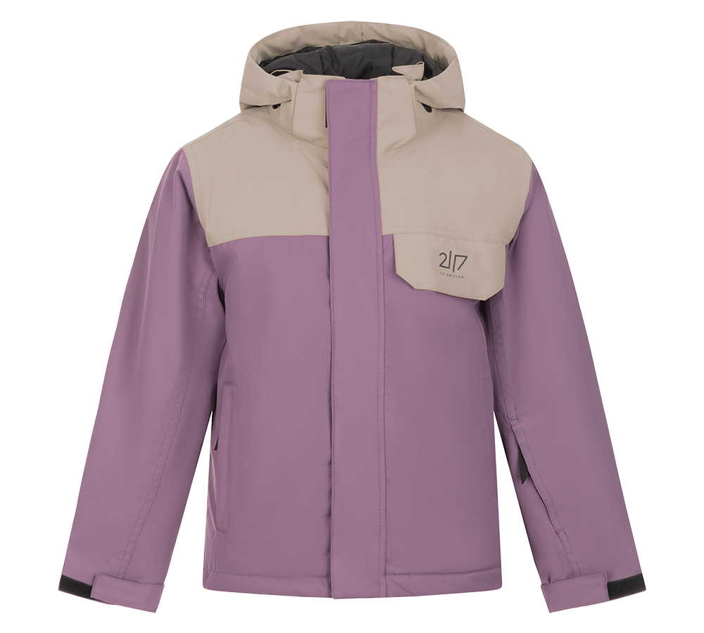 2117 of Sweden Jr Misan Padded Ski Jacket er en stilfuld og funktionel børneskijakke. Denne jakke er ideel til vinteraktiviteter og tilbyder både varme og komfort med sit polstrede design. Farvekombinationen af blød lilla og beige giver et moderne og attraktivt look, mens det diskrete logo på brystet tilføjer et mærkevarepræg. Jakken er udstyret med en justerbar hætte og praktiske lommer, hvilket gør den både praktisk og smart til koldere dage.