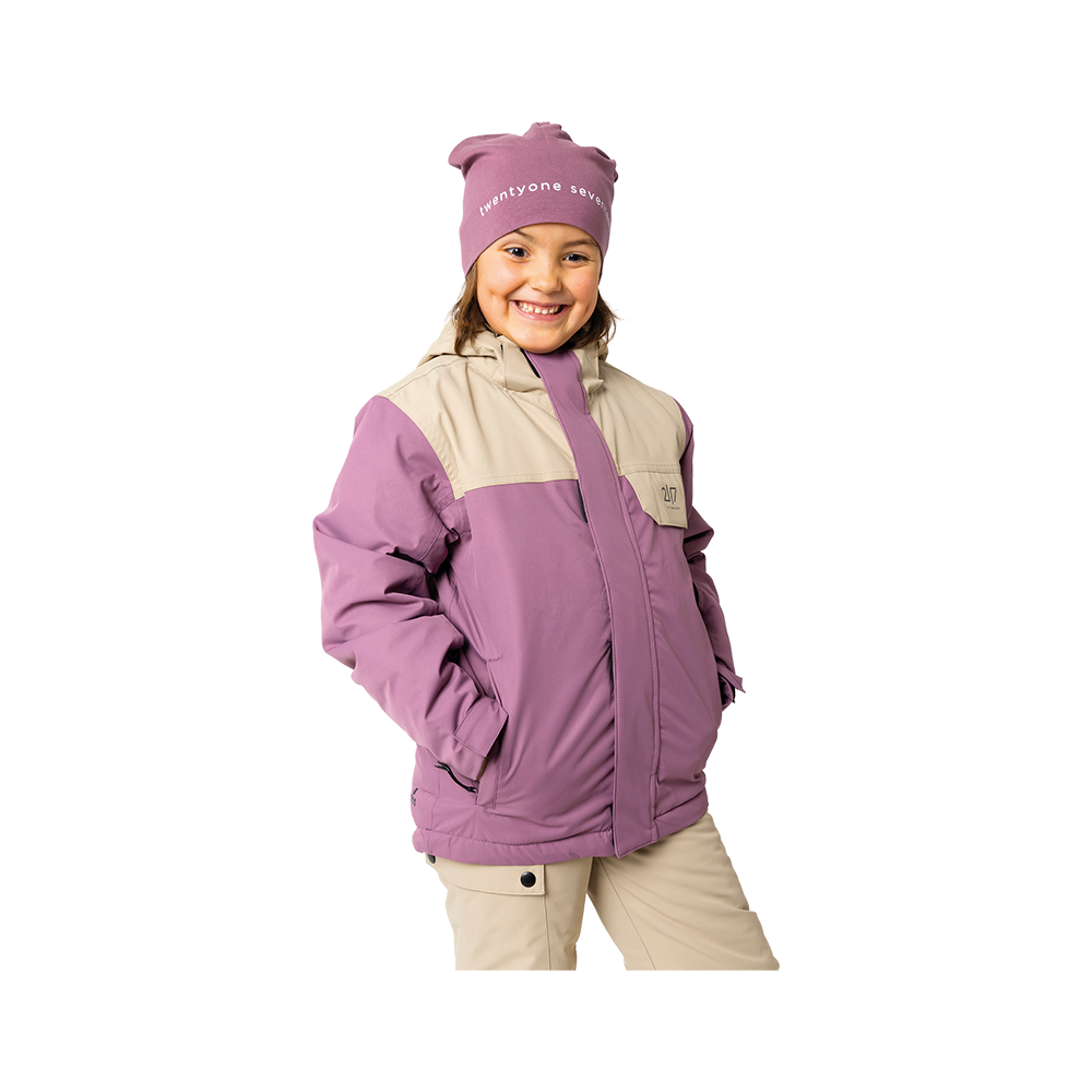 Denne børneskijakke fra 2117 of Sweden, model Jr Misan, er udført i en tiltalende lilla og beige farvekombination, der appellerer til både funktionalitet og stil. Jakken er foret, hvilket giver fremragende varme og komfort under vinteraktiviteter. Designet inkluderer en justerbar hætte, praktiske lommer og refleksdetaljer for øget sikkerhed. Dette stykke overtøj er ideelt til ski og andre udendørs eventyr i koldt vejr.