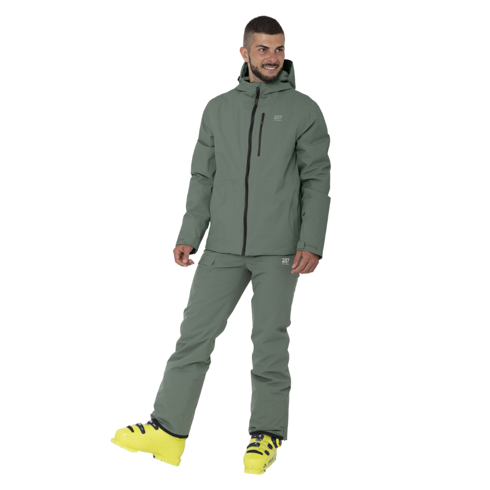 Denne skijakke fra 2117 of Sweden, model Kabo Padded, er perfekt til skiløb og andre vinteraktiviteter. Jakken er fremstillet i en stilren grøn nuance og designet til at give optimal bevægelsesfrihed og varme. Den har en praktisk, vandafvisende overflade og en justerbar hætte. Det diskrete logo på brystet tilføjer et moderne touch til den funktionelle design. Jakken er ideel til mænd, der værdsætter både stil og funktionalitet på skibakken.