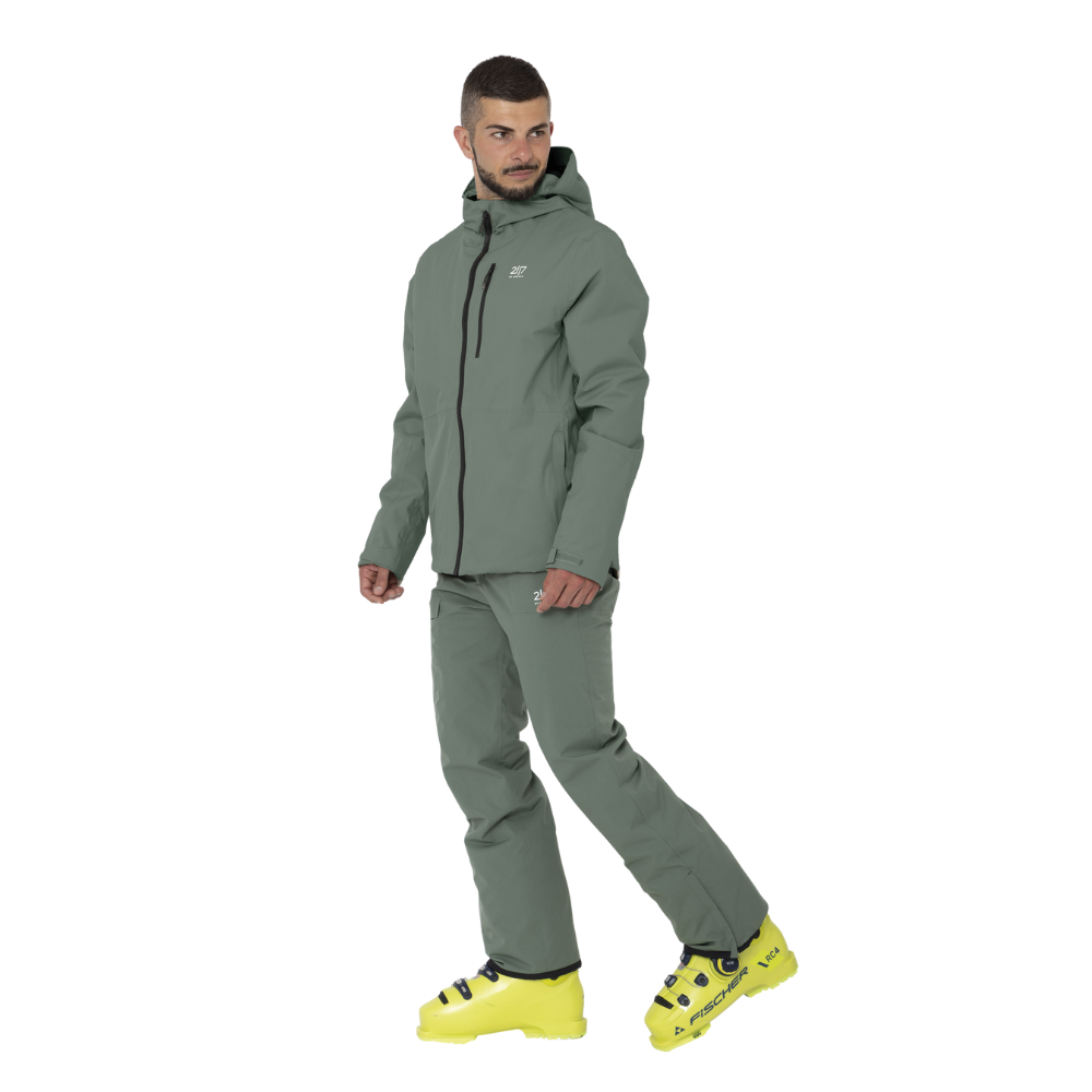 2117 of Sweden presenterer Kabo Padded Ski Jacket, en funktionel herre skijakke designet til kølige skiløbsdage. Jakken er udformet i en stilfuld og diskret grøn farve med en smal, sort lynlås foran. Denne jakke tilbyder ikke blot varme og komfort, men også praktiske elementer såsom en justerbar hætte samt holdbart vand- og vindafvisende materiale, der sikrer optimal beskyttelse mod elementerne under vintersport.