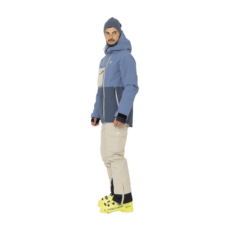 Denne "2117 of Sweden Krasse Padded Ski Jacket" er perfekt til skiløberen, der værdsætter både stil og funktionalitet. Jakken er designet i en tiltalende blå farvepalette med en kraftigere nuance på bunden og en lysere på brystet og hætten. Praktiske detaljer som store lynlåslommer og justerbare manchetter tilbyder komfort og bekvemmelighed, mens den diskrete logo på brystet tilføjer et sporty præg. Dette robuste overtøj er ideelt til kolde vinterdage på pisterne.