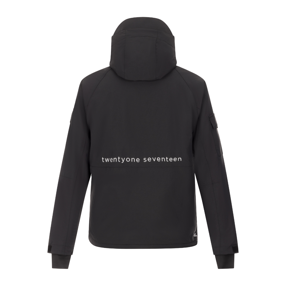 Denne 2117 of Sweden Nelkerim Padded Ski Anorak er et must for enhver skientusiast. Jakken er udført i robust materiale med høj åndbarhed og vandsøjletryk, fuldt udstyret med ALTO-uldvattering, der blander uld og genanvendt polyester for optimal varme. Designet er praktisk med snørejustering, elastiske manchetter og forskellige lommer, herunder en kængurulomme og skipaslomme, hvilket gør den ideel til lange dage på pisterne.