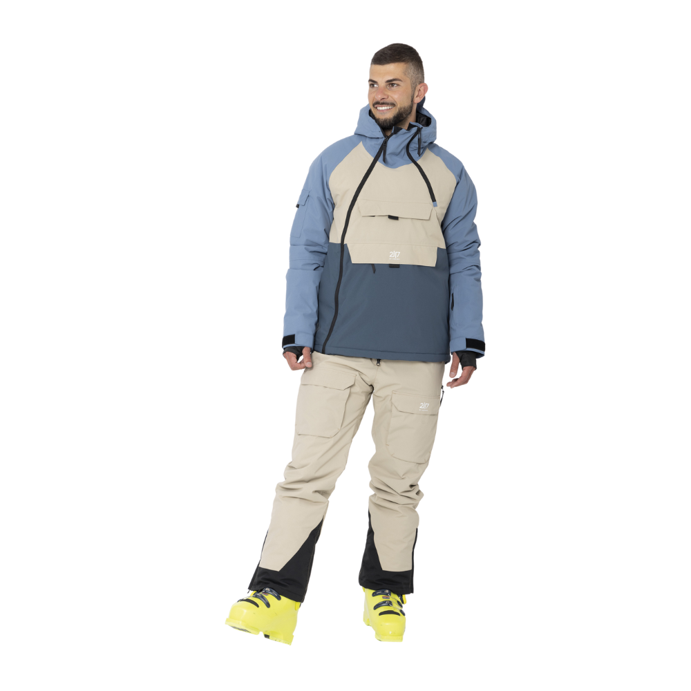 Denne "2117 of Sweden Nelkerim Padded Ski Anorak - Herre Skijakke" er uundværlig for vintersportsentusiaster. Den flerfarvede anorak kombinerer høj funktionalitet med stilfuldt design, hvor slidstærke materialer og teknisk innovation går hånd i hånd. Med en vandsøjletryk på 15.000 mm og høj åndbarhed er denne jakke velegnet til både aktive og afslappede dage på skiløb. Jakken har multipe lommer, der sikrer nem opbevaring, samt smarte justeringsmuligheder, der øger komforten.