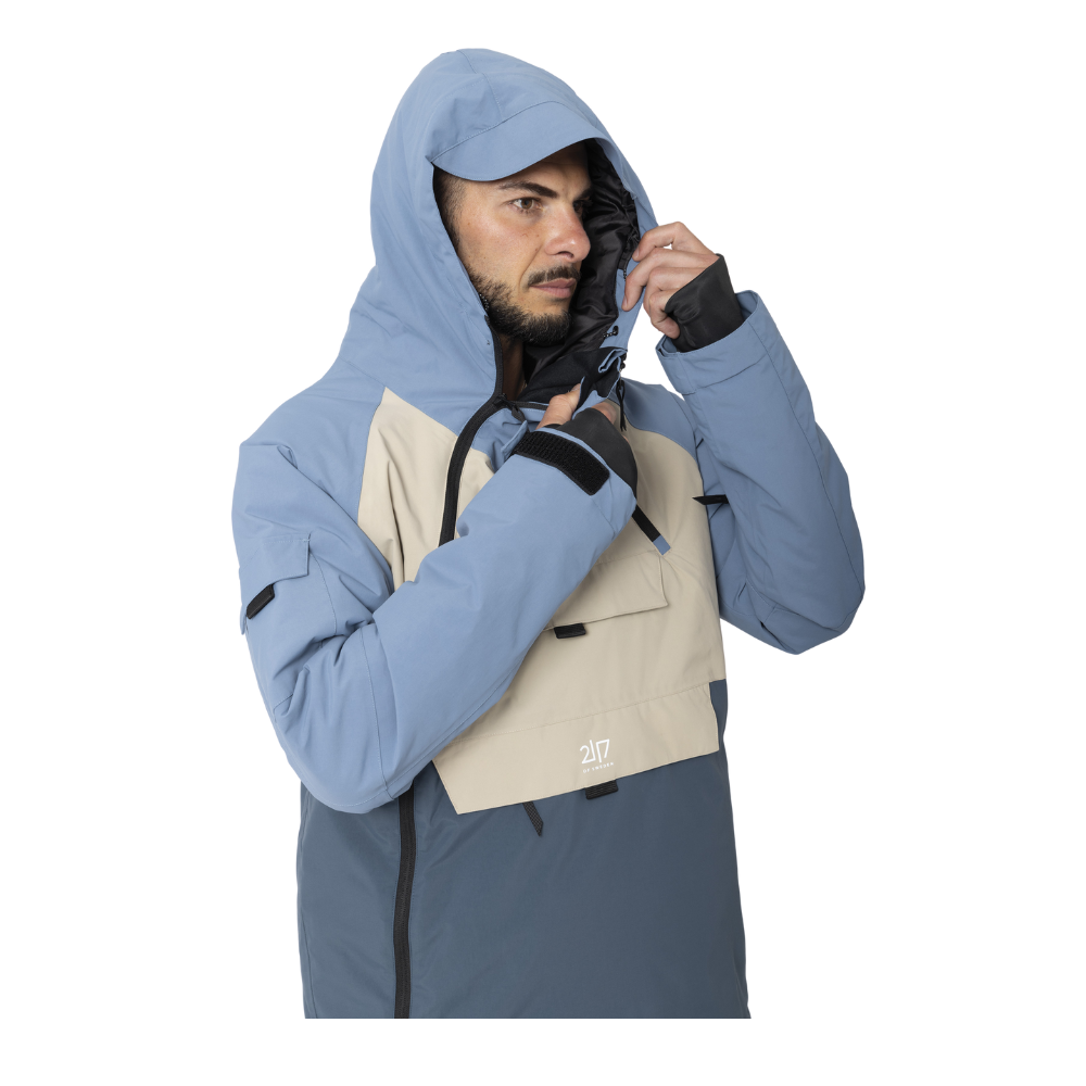 Denne "2117 of Sweden Nelkerim Padded Ski Anorak" er skabt til det aktive vinterliv. Robust og vandtæt med et vandsøjletryk på 15.000 mm og høj åndbarhed, er jakken ideel til skiture. Designet er funktionelt med flere praktiske lommer, PFC-fri imprægnering og ALTO-uldvattering for optimal varme. Jakken kombinerer teknisk overlegenhed med et minimalistisk skandinavisk design, hvilket gør den både praktisk og stilfuld på skibakkerne.