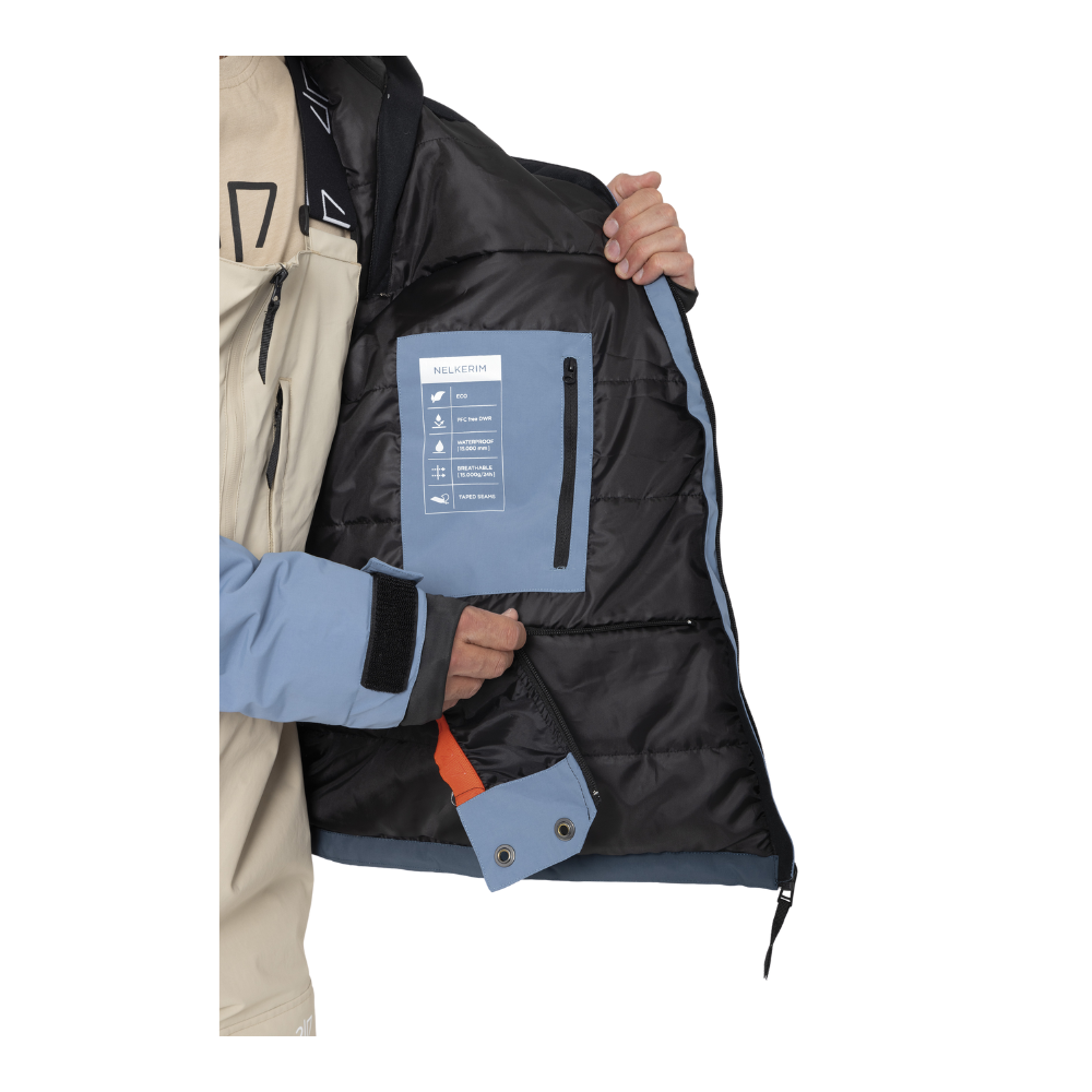 2117 of Sweden Nelkerim Padded Ski Anorak er en herre skijakke designet til aktivt vinterbrug. Jakken er i holdbare materialer med en vandsøjle på 15.000 mm og høj åndbarhed, ideel for dagene på pisterne. Tapede sømme og PFC-fri imprægnering tilbyder robust beskyttelse i vådt og blæsende vejr, mens det integrerede snefang og den faste hætte tilføjer yderligere skjold mod elementerne. Funktionelt design med smarte lommeinddelinger fuldender denne stilrene anorak.