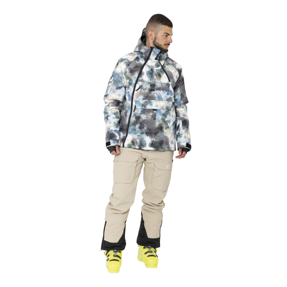 Denne "2117 of Sweden Nelkerim Padded Ski Anorak" er ideel til skituren. Den er robust med et vandsøjletryk på 15.000 mm og åndbarhed på samme niveau, sikrer den tørhed og komfort selv under aktive dage i kulden. Med PFC-fri imprægnering og tapede sømme tilbyder den effektiv beskyttelse mod vejrets luner. Den integrerer også ALTO-uldvattering for optimal varme og lommer til praktisk opbevaring. Jakken præsenterer et skandinavisk design med multifunktionalitet og stil.