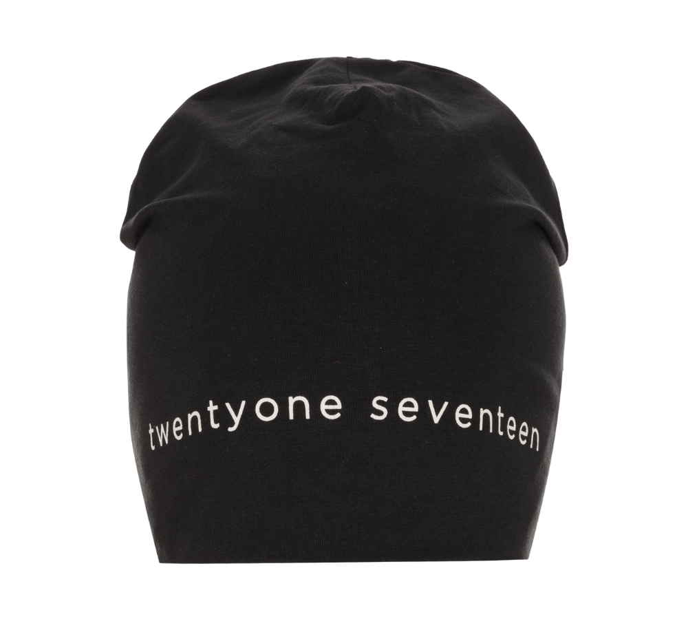 Et enkelt, sort hue i blødt stof med løstsiddende top og et minimalistisk udtryk. Foran er trykt teksten "twentyone seventeen" i hvid, små bogstaver, der danner en diskret kontrast mod den mørke baggrund. Huen virker moderigtig og alsidig, velegnet til både hverdag og køligere vejr, og passer til afslappede eller urbane outfits.
