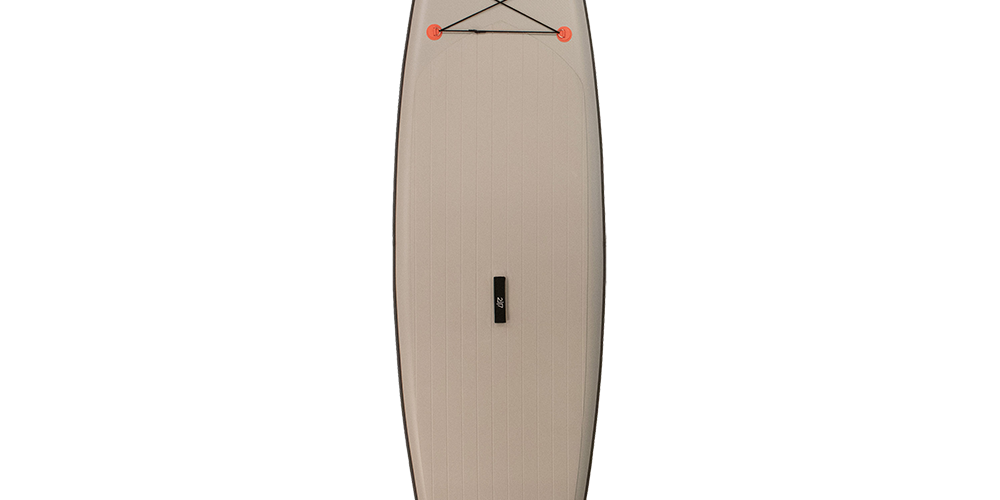 Et stilrent, beige oppusteligt stand-up paddleboard set ovenfra. Boardet har et langt, slankt design med blødt, ribbet dæksmateriale for greb, et centralt bærehåndtag og et pakkelok med elastiske stropper forrest til oppakning. Mærketrykket øverst og ventil ved agterenden afslutter udtrykket. Det ser stabilt og funktionelt ud, velegnet til rolige ture på sø eller kyst.