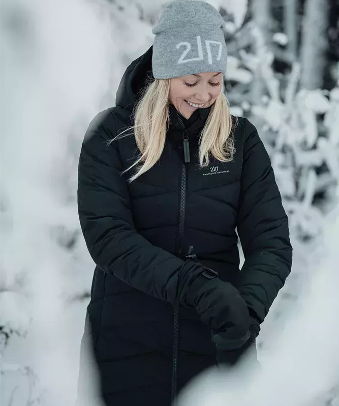 2117-of-sweden-w-anneberg-padded-jacket-42375-dame-vinterjakke-sort-livsstil.webp