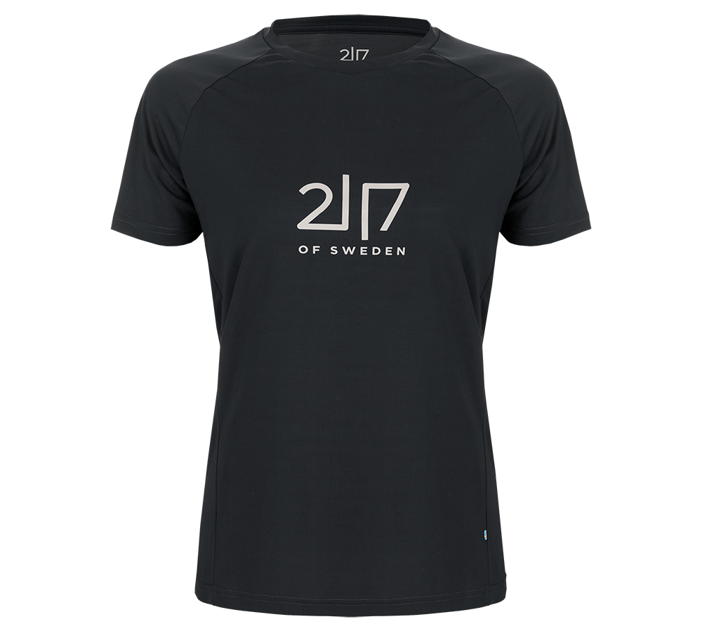 Denne stilfulde sort dame T-shirt fra 2117 of Sweden med modelnavnet Huli Short Sleeve Tee fremhæver både funktionalitet og moderne design. T-shirten har et stort, tydeligt 2117-logo på forside, som tilføjer en sporty og elegant flair. Kortærmet og fremstillet i lette materialer, tilbyder denne tee optimal komfort og er ideel til både daglig brug og aktiviteter udendørs. Den enkle, men chik silhuet gør den til en must-have i enhver garderobe.