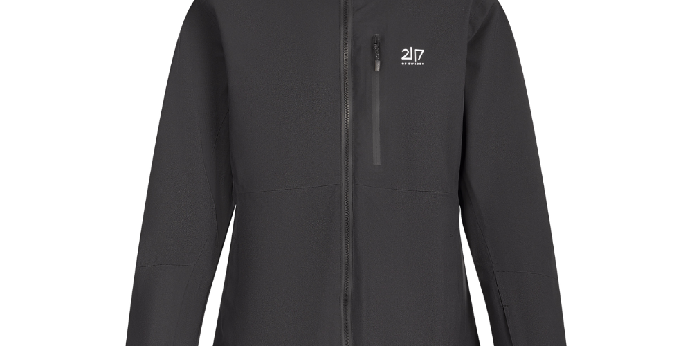 2117 of Sweden præsenterer W Kabo Padded Ski Jacket, en funktionel og stilfuld skijakke designet til damer. Jakken er udført i en nedtonet sort farve, hvilket giver et klassisk og tidløst udseende, ideelt til både pisterne og hverdagsbrug. Den har en praktisk hætte og flere lynlåslommer, der sørger for at dine værdier forbliver sikre. Jakken kombinerer mode med funktionalitet og sikrer optimal komfort og varme under kolde vinterforhold.