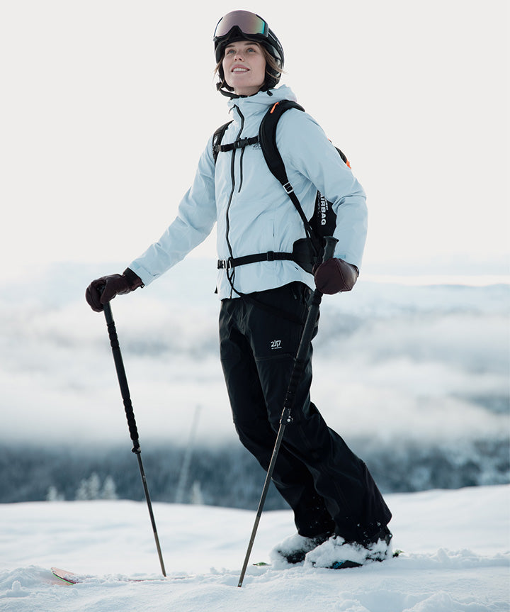 2117-of-sweden-w-kabo-ski-jacket-aki-pants-lyseblaa-sort-livsstil.jpg