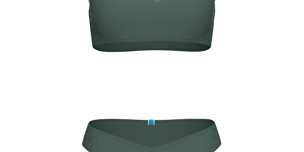 Et stilrent to-delt badesæt i dyb skovgrøn. Overdelen har et sportsligt snit med brede skulderstropper og afrundet firkantet udskæring, mens den matchende underdel har en V-formet linje foran og moderat dækning. Materialet virker glat og funktionelt, egnet til svømning og aktive stranddage. Diskret logo på overdelen og subtile sømdetaljer giver et minimalistisk, moderne udtryk uden unødig pynt.