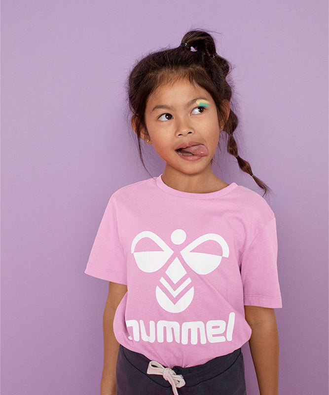 Hummel-jr-tres-t-shirt-40155-lyseroed-livsstil.jpg