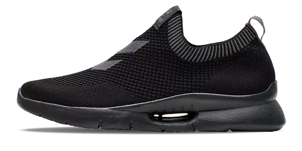 Sort slip-on sneaker med strikket overdel og tætsiddende, elastisk krave, der gør den nem at tage af og på. Skoen har en åndbar meshstruktur, minimalistisk design og en blød, let mellemsål med synlig luftcushion for affjedring. Gummiydersålen har fleksible riller til godt greb. Et stilrent og komfortabelt valg til hverdag og let træning.