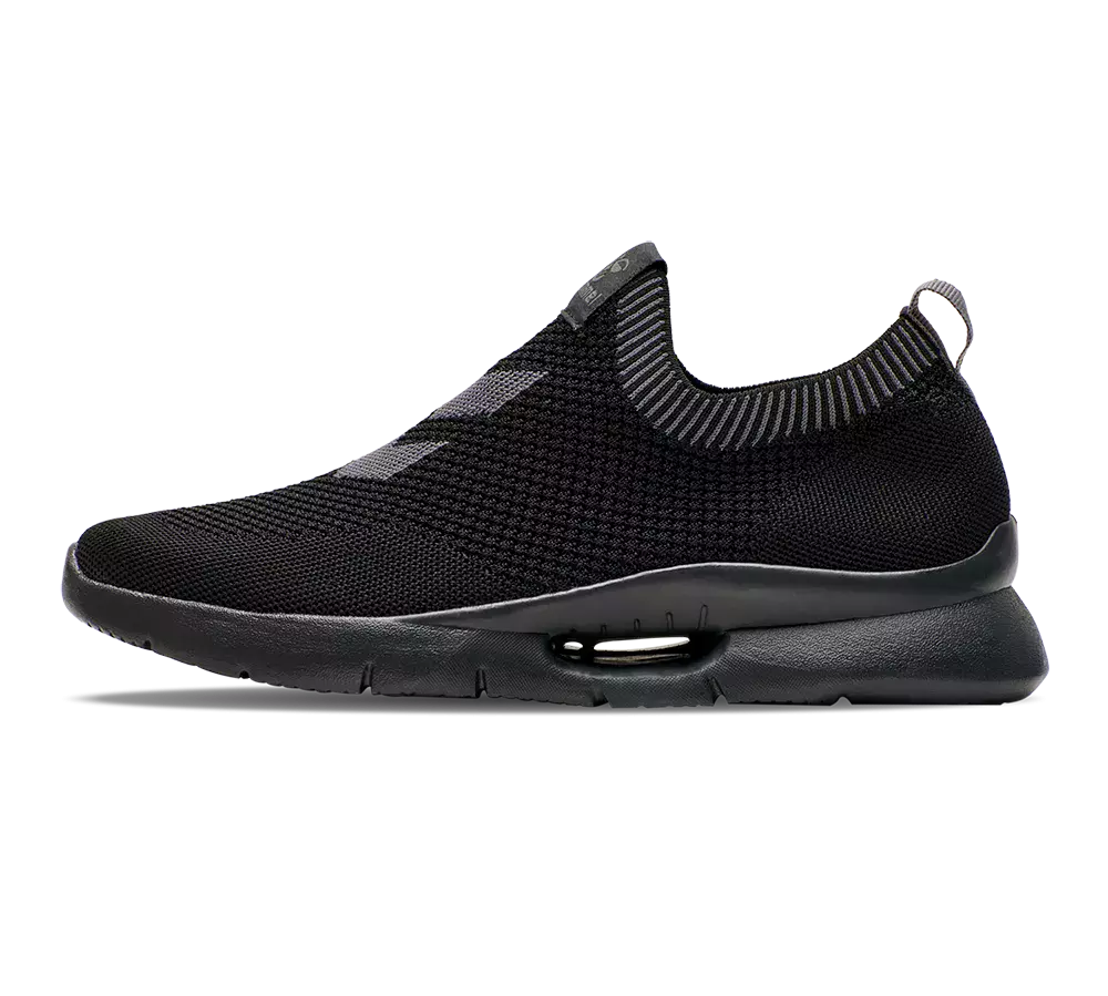 Sort slip-on sneaker med strikket overdel og tætsiddende, elastisk krave, der gør den nem at tage af og på. Skoen har en åndbar meshstruktur, minimalistisk design og en blød, let mellemsål med synlig luftcushion for affjedring. Gummiydersålen har fleksible riller til godt greb. Et stilrent og komfortabelt valg til hverdag og let træning.
