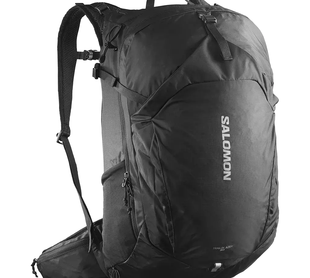 Sort Salomon-rygsæk med et slankt, sporty design og tydeligt logo på fronten. Den har polstrede skulderstroppe og et justerbart bryst- og hoftebælte, flere lynlåslommer og kompressionsstropper til stabilitet. Materialet virker robust og let, egnet til dagsture eller let vandring. Rygsækken fremstår rummelig og funktionel med praktiske lommer og ergonomisk form, der sikrer komfort ved længere ture.
