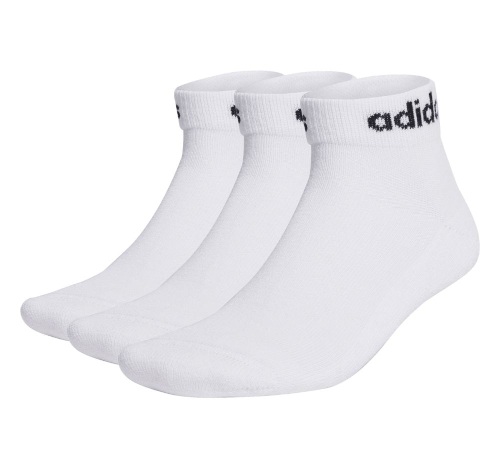 Et sæt på tre hvide ankelsokker med en kort ribbet manchet og sort "adidas"-logo langs kanten. Sokkerne har et enkelt, minimalistisk design med glat overflade og forstærket tåparti, der signalerer holdbarhed. De ser bløde og åndbare ud, velegnede til både sport og hverdag. Den neutrale hvide farve gør dem lette at kombinere med sneakers og fritidstøj.