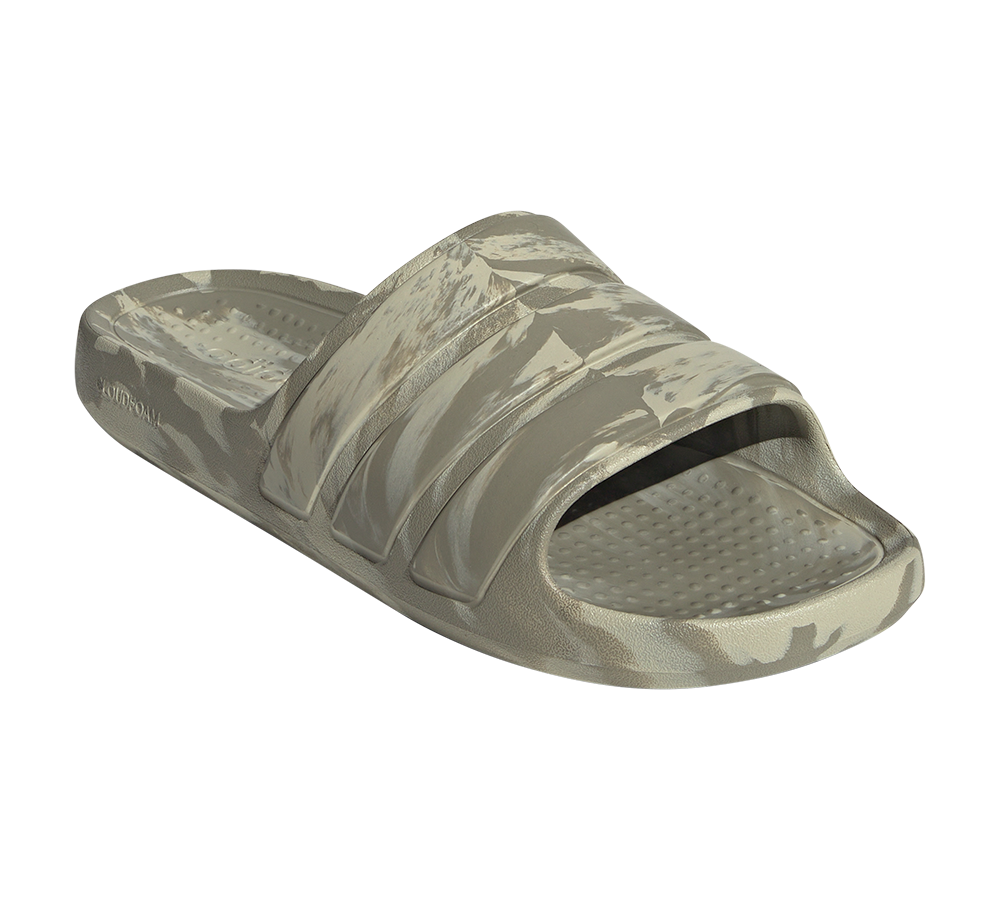 Et enkelt, moderne slide-sandal i lyse khaki- og beige nuancer med marmoreret camouflageprint. Skoen er støbt i blød, stødabsorberende skum med en bred overspændt rem og åben tå. Indersålen har små masserende nupper for bedre greb og komfort, mens ydersålen er robust og skridsikker. Den minimalistiske, ergonomiske form gør sandalen ideel til strand, pool eller afslappet hverdagsbrug.