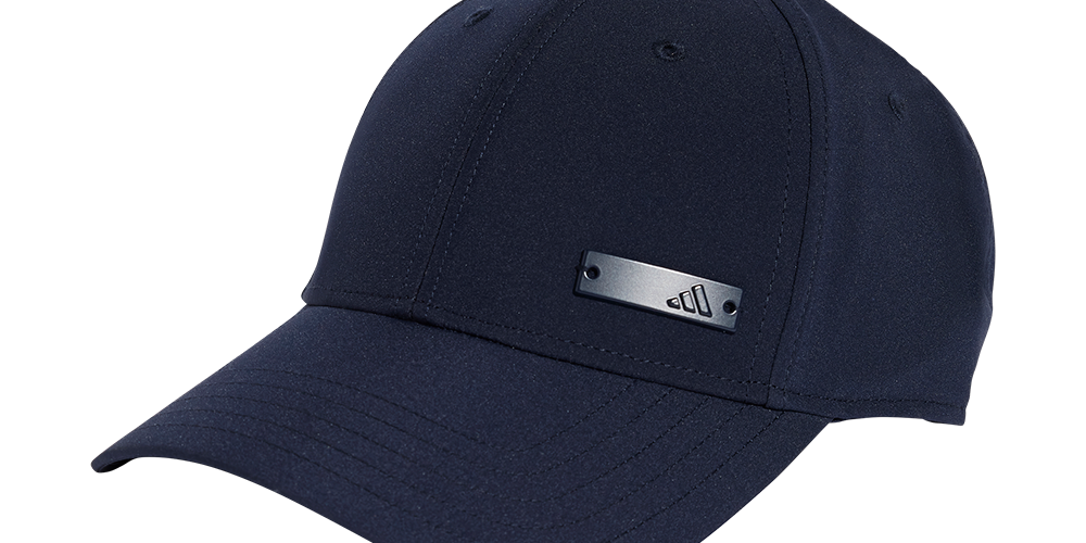 Et mørkeblåt baseball-cap i enkelt, moderne design. Kasketten har en buet skygge, synlige syninger og seks paneler med ventilationshuller, hvilket giver et tidløst og sporty udtryk. Et lille rektangulært metalplade ved fronten tilføjer et diskret, stilrent dekorativt element. Materialet virker glat og let struktureret, egnet til både hverdag og sport, og kasketten fremstår velkonstrueret og komfortabel.