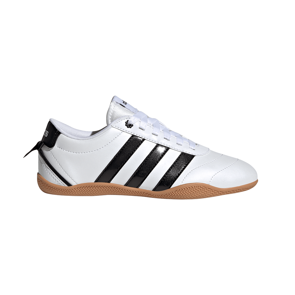 Hvid sneaker med sorte striber, hvide snørebånd og gummisål på hvid baggrund.