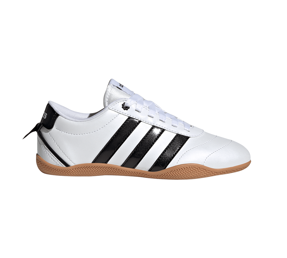 Hvid sneaker med sorte striber, hvide snørebånd og gummisål på hvid baggrund.