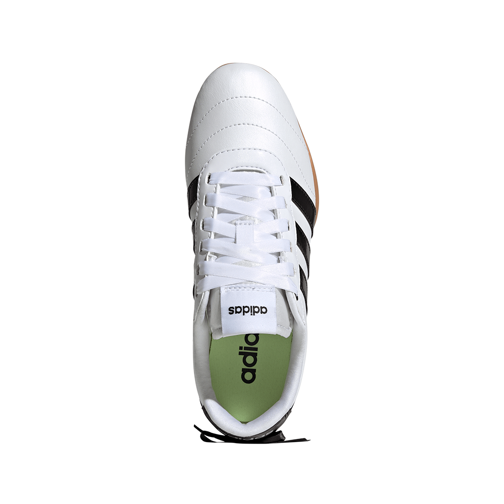 Hvid sneaker med sorte striber og Adidas-logo set fra oven på hvid baggrund.