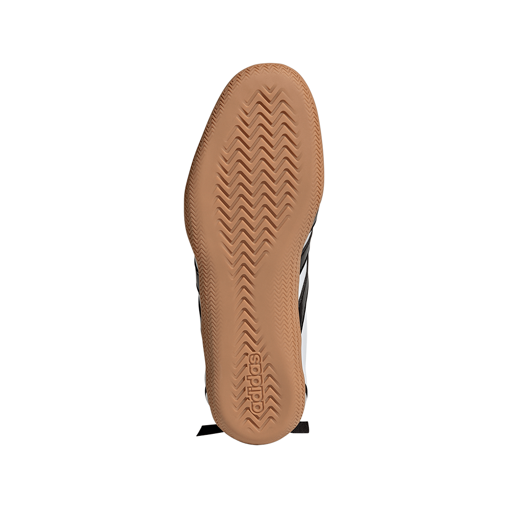 Underside af sneaker med gumfarvet sål og adidas-logo på hvid baggrund.