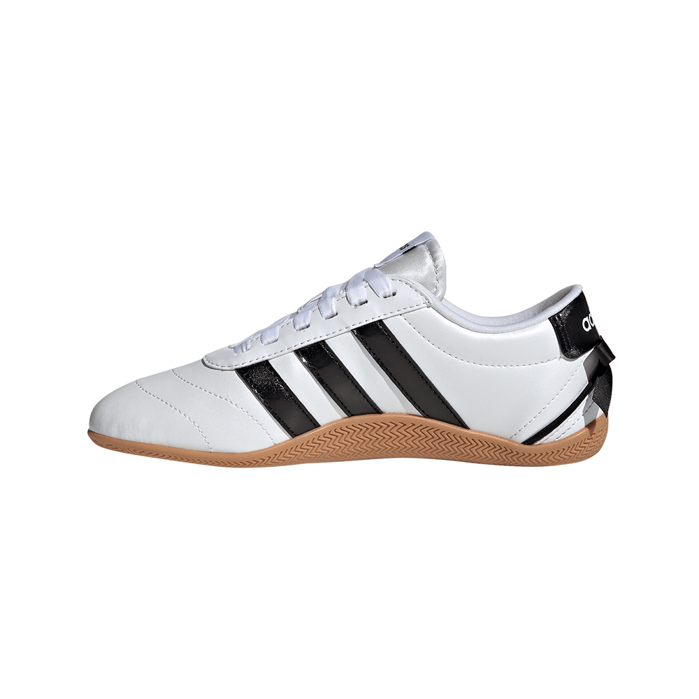 Hvid Adidas-sneaker med sorte tre striber og lysebrun gummisål på hvid baggrund.