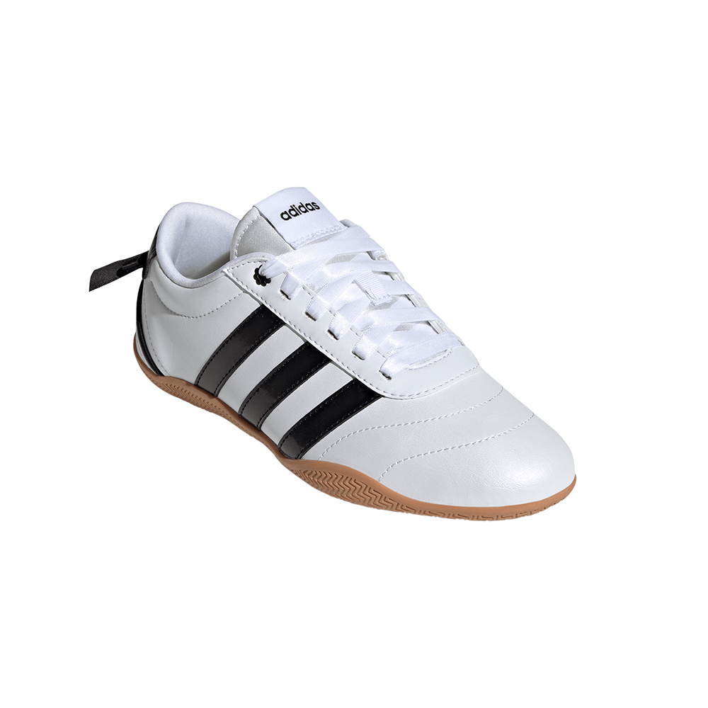 Hvid Adidas-sneaker med sorte striber og lysebrun gummisål på hvid baggrund.