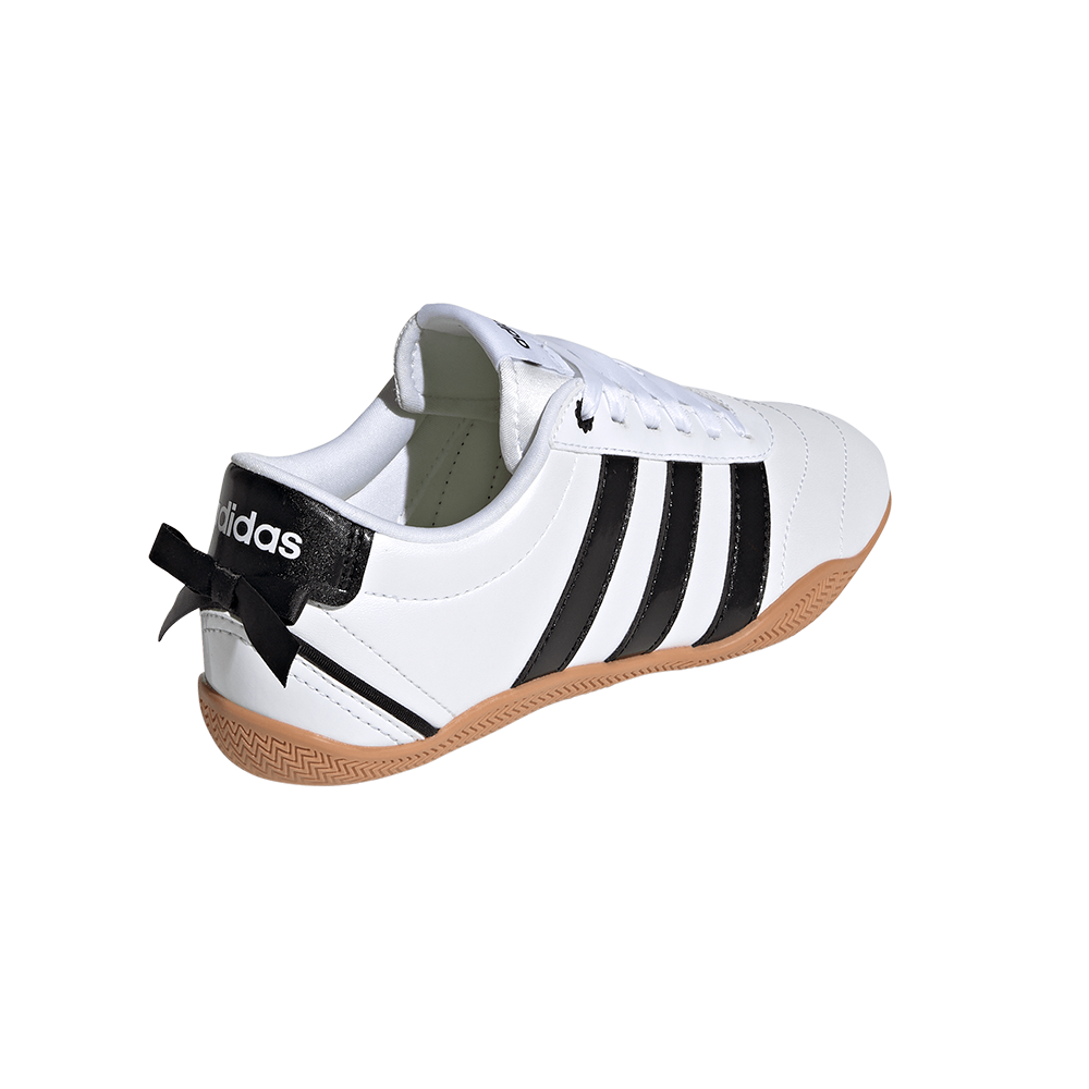 Hvid sneaker med sorte tre striber, sort hælkappe med adidas-logo, lys brun sål på hvid baggrund.