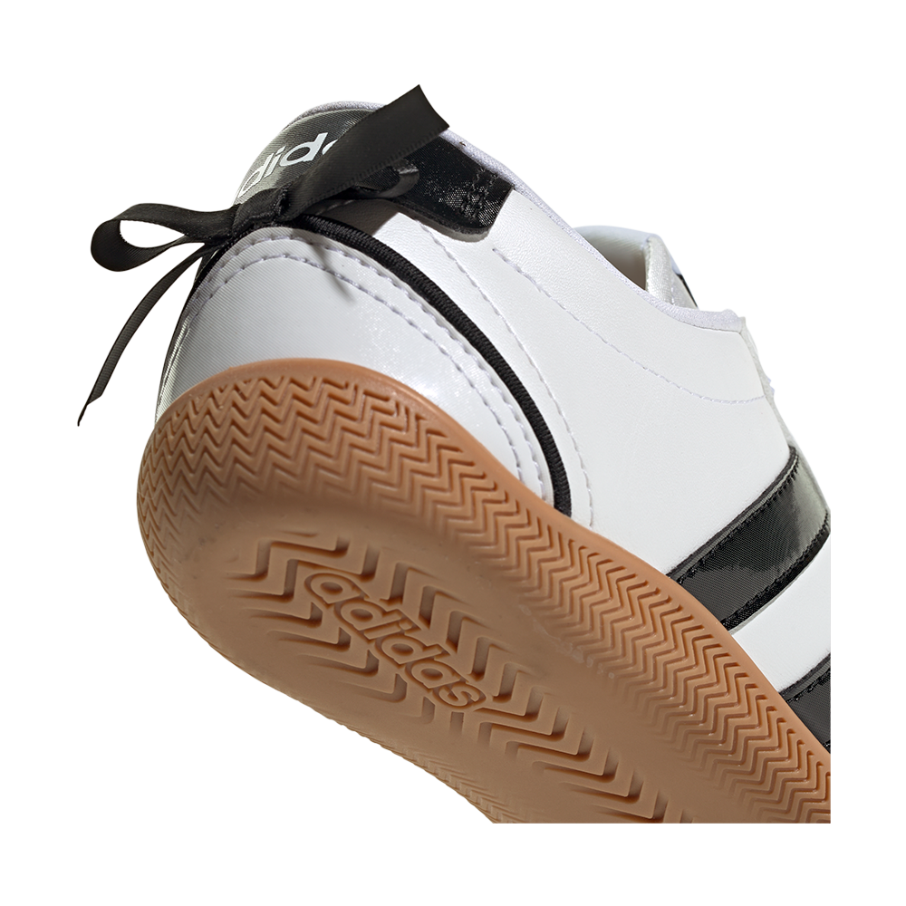 Par hvide sneakers med adidas-logo, brunt gummisål og sorte striber på hvid baggrund.