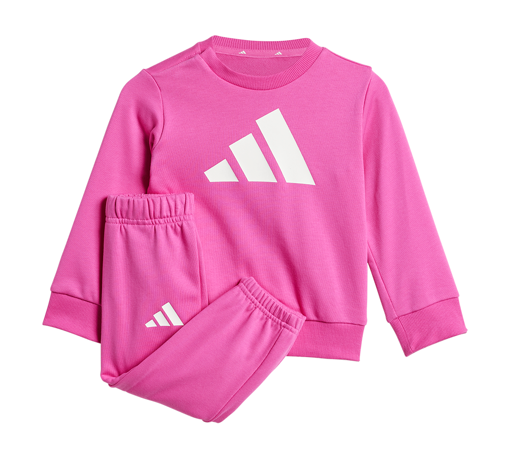 Et vibrant pink træningssæt bestående af en rundhalset sweatshirt og matchende joggebukser. Sættet har ribkanter ved ærmer og talje, elastisk linning og et stort, hvidt logo midt på brystet samt et mindre logo på benet. Materialet ser blødt og strækbart ud, ideelt til leg, sport eller afslappet hverdagsbrug. Enkel, sporty og nemt at style med sneakers eller en jakke.