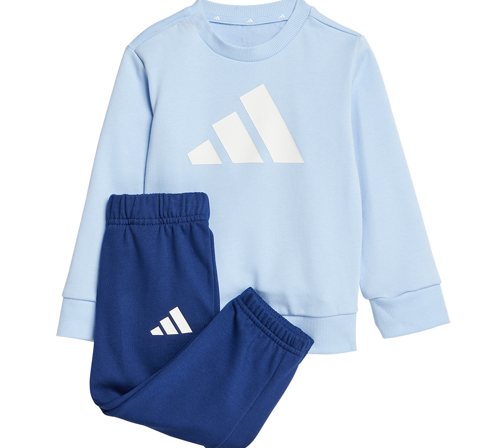 Lyseblå sweatshirt og mørkeblå træningsbukser i et enkelt, sporty design. Sweatshirten har rund hals, ribkanter ved ærmer og talje samt en stor, hvid Adidas-logo på brystet. Bukserne er med elastisk talje og slanke ben, også med lille logo på låret. Sættet er lavet i blødt, åndbart materiale ideelt til leg og hverdagsbrug, nemt at tage af og på for børn.