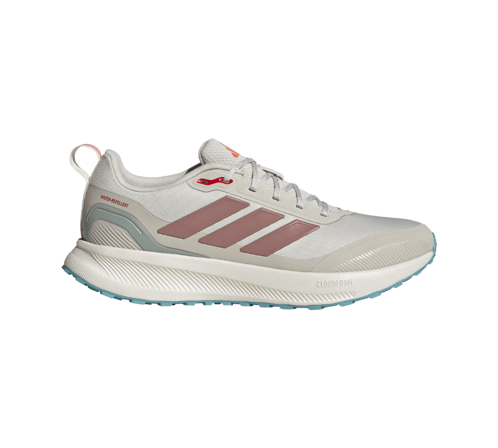 Et par løbesko fra adidas i et stilrent, moderne design. Overdelen er lys sandfarvet mesh med tre rosafarvede striber i siden og små røde detaljer ved snørehullerne. Skoen har en polstret krave, praktisk hæl-loop og en tyk Cloudfoam-mellemsål med god stødabsorbering. Ydersålen er skridsikker, og materialerne virker vandafvisende, egnet til både træning og hverdag.