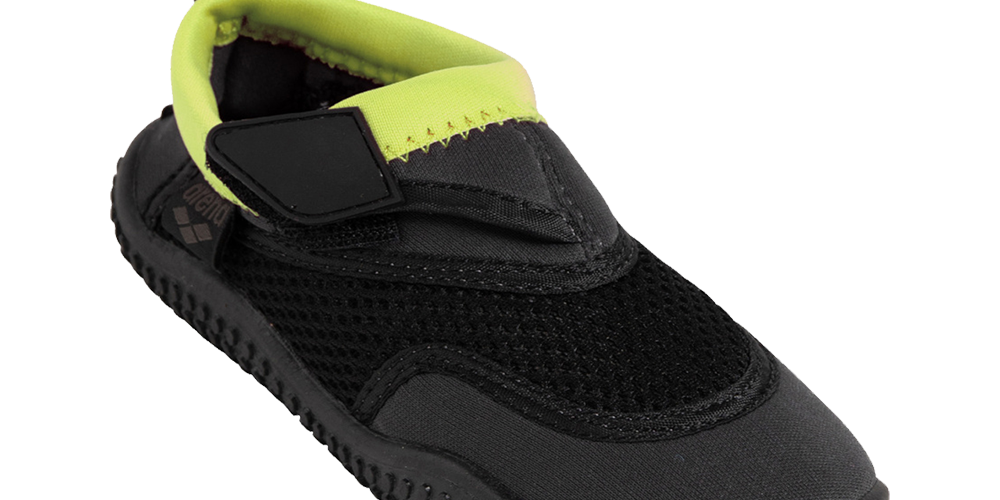 En let og praktisk vandsko i sort med neonlime inderside, lavet af åndbart mesh og neopren for hurtig tørring og komfort. Skoen har en fleksibel skridsikker gummisål og en justerbar velcrolukning, der sikrer tæt pasform og nem påtagning. Ideel til strand, pool og vandsport, beskytter tæerne samtidig med at den giver god bevægelsesfrihed på glatte overflader.