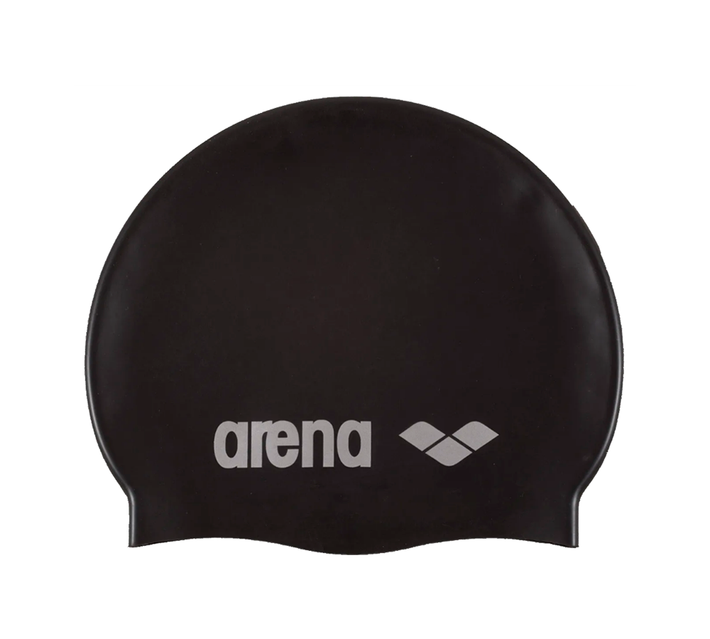 Sort badehætte fra Arena i glat silikone med diskret logo foran. Den runde, tætsiddende form giver et strømlinet fit, reducerer vandmodstand og beskytter håret under svømning. Hætten er let, fleksibel og holdbar, velegnet til træning og konkurrence for både voksne og unge. Enkel i design og nem at tage på og af.