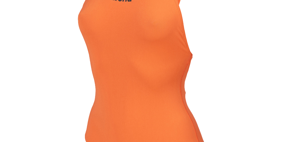En enkelt, sporty badedragt i klar orange med minimalistisk design. Tynde skulderstropper og en åben ryg giver god bevægelsesfrihed, mens det slanke snit sidder tæt om kroppen. Et lille 'arena'-logo pryder brystet, og den sorte indvendige foring ved skridtet skaber kontrast. Ideel til træning eller konkurrence, hvor funktion møder et iøjnefaldende farvevalg.