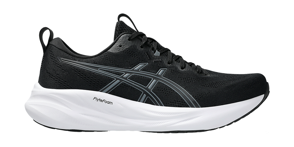 Billedet viser en elegant løbesko i sort med en kraftig, hvid FlyteFoam-mellemsål. Overdelen er åndbar mesh med subtile, grå ASICS-striber og sorte snørebånd. Skoen har en let buet profil, polstret krave og et lille trækhul bagtil for nem påtagning. Designet kombinerer minimalistisk æstetik med funktionel støddæmpning, ideel til daglig træning og lange løbeture.