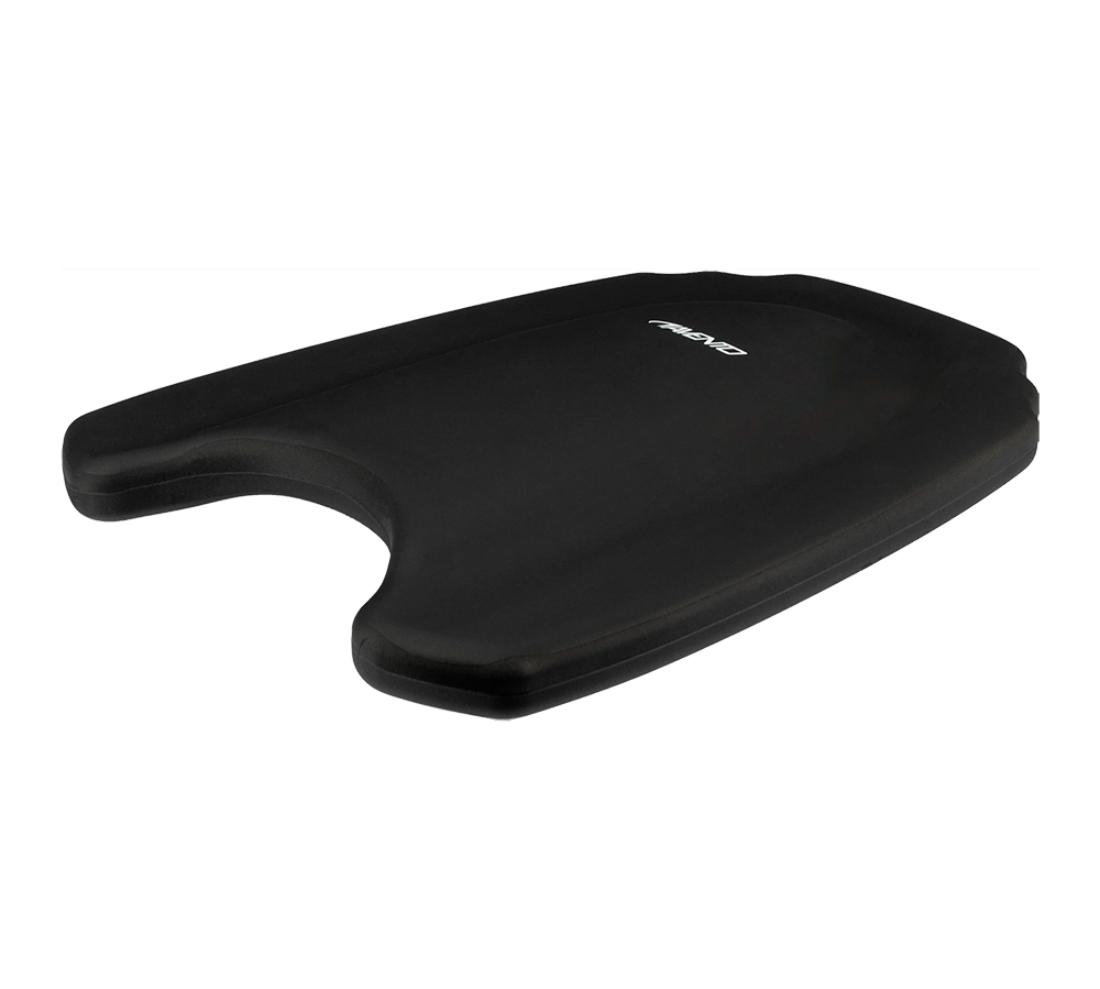 Et elegant, sort træningsbræt i skum med lav profil og ergonomiske konturer. Brættet har et indhak foran, der giver sikkert greb og bedre håndposition under tekniktræning. Overfladen ser skridsikker og holdbar ud, med et diskret logo i midten. Det kompakte design gør det nemt at håndtere i poolen og velegnet til benspark- og kropspositionsøvelser for svømmere på alle niveauer.