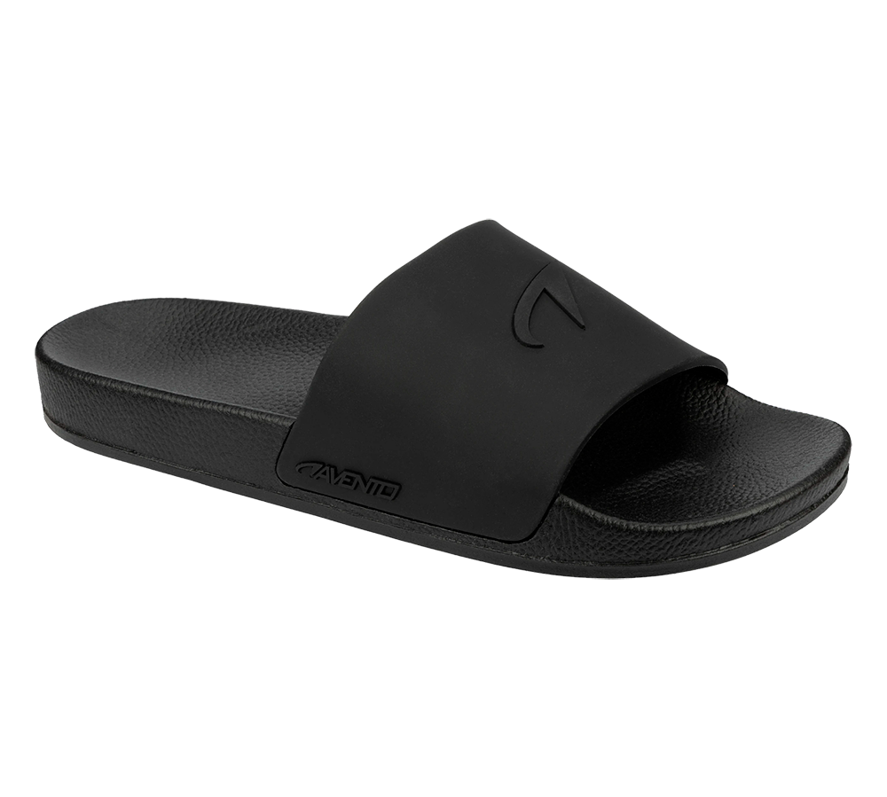 Et enkelt, stilrent sort slidesandal med en bred rem over vristen og en let profileret fodseng. Overfladen er let tekstureret for bedre komfort og greb, mens remmen har et diskret præget logo som detalje. Skoen har en kompakt, skridsikker sål og et minimalistisk, moderne udtryk — ideel til afslapning ved poolen, stranden eller som praktisk hverdagskomfort på varme dage.