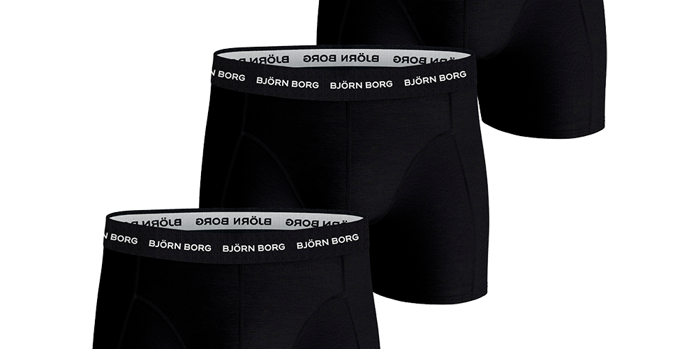 Et sæt af tre sorte boxershorts fra Björn Borg med elastisk linning prydet af mærkets logo. Boxershortsen har en tætsiddende, anatomisk pasform med lange ben, flade sømme og diskrete paneler for ekstra støtte. Materialet virker blødt og strækbart, ideelt til både hverdag og træning. Den minimalistiske, klassiske stil gør dem lette at kombinere med øvrigt undertøj og fritidsbeklædning.