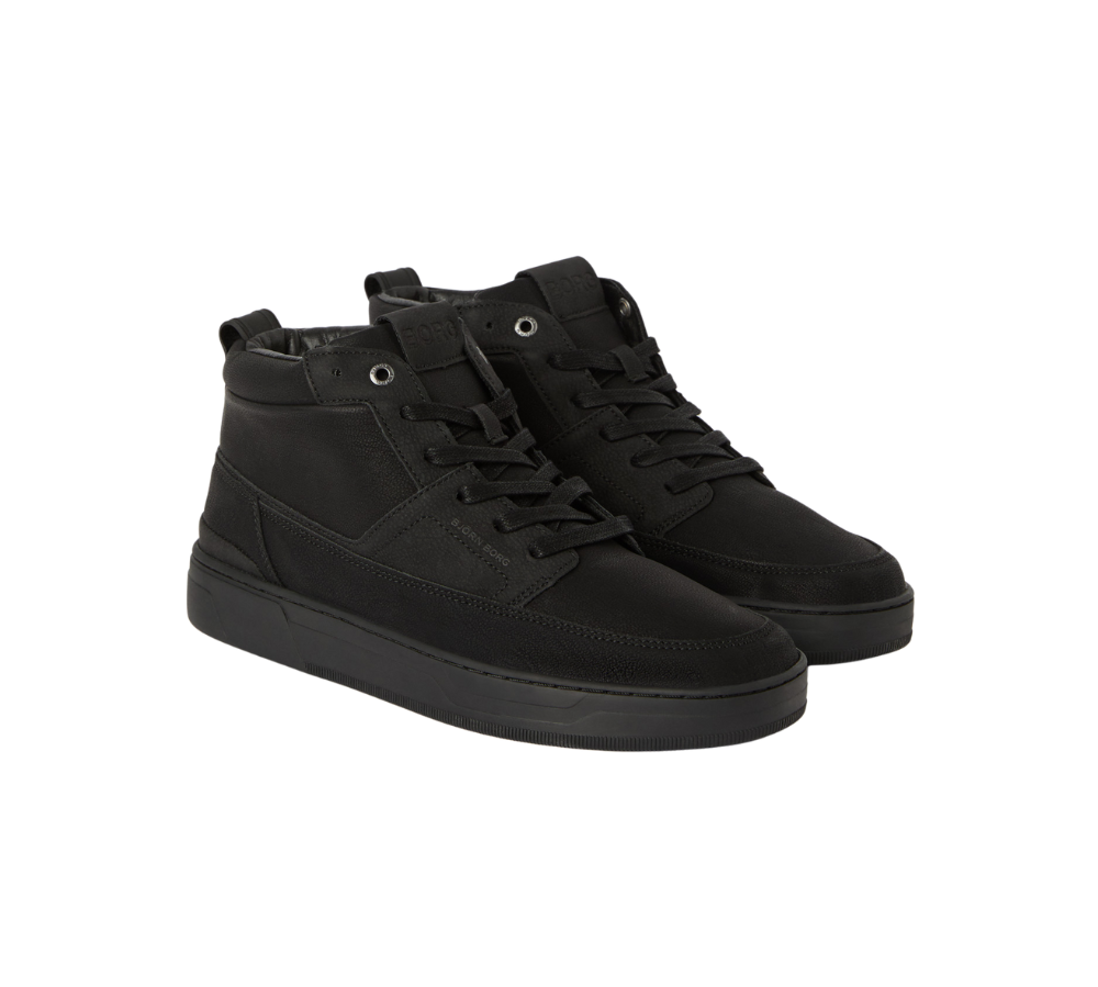 Et par sorte højtop-sneakers i et enkelt, moderne design. Skoene har flad gummisål, polstret ankelstykke og klassiske snørebånd med metaløje for ekstra holdbarhed. Overfladen virker som kombination af glat og let tekstureret materiale med synlige syninger, der giver et robust udtryk. Stilrene og alsidige sko, velegnede til både hverdag og afslappede outfits.