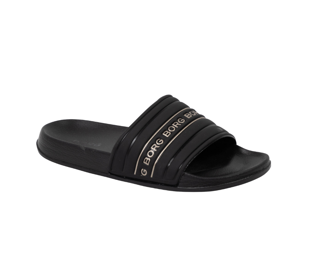 Sort slip-in sandal med en bred rem over vristen, prydet af gentagne "BORG"-logoer i en diskret kontrast. Skoen har en formstøbt, polstret sål og en let, skridsikker gummi- eller syntetisk bund, som giver komfort til hverdag, strand eller pool. Enkel og sporty i udtrykket, nem at tage af og på — et praktisk valg til varme dage og afslappede lejligheder.