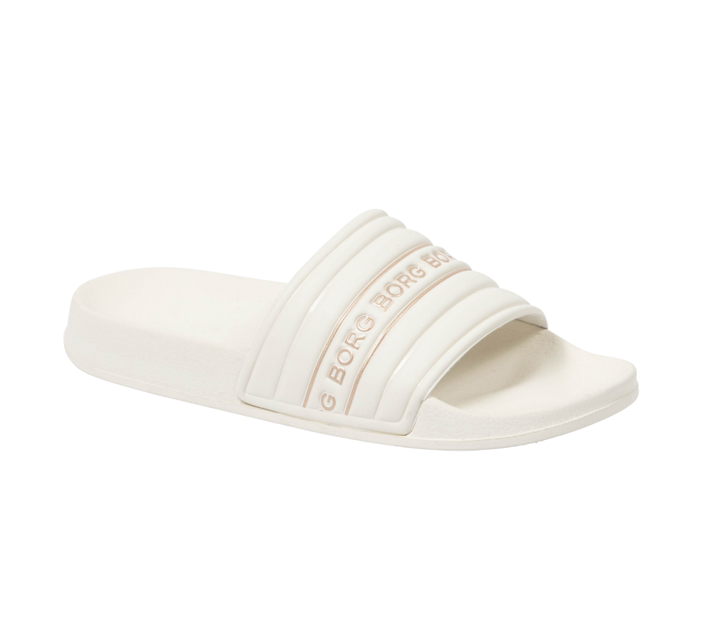 Et enkelt, hvidt slidesandal med en bred, polstret rem prydet af gentagende "BORG"-tryk i en lys metallisk nuance. Sandalen har en let, kontureret fodseng med blød, støddæmpende sål, som giver god komfort til længere brug. Den rene, minimalistiske stil og slidstærke gummibund gør den ideel til sommerbrug ved poolen, stranden eller som afslappet hjemmefodtøj.