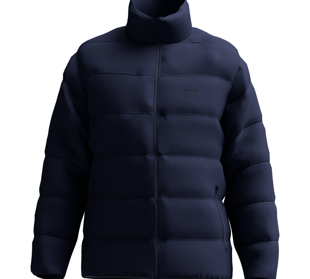 En stilren mørkeblå dunjakke med markante, vandrette syninger og fyld, der giver et pufet look. Jakken har høj krave, central lynlås og diskrete sidelommer med lynlås, hvilket skaber et minimalistisk og praktisk udtryk. Materialet virker mat og vindafvisende, passende til kolde dage. Snittet er løst og tidløst, velegnet til både hverdag og udendørs aktiviteter.