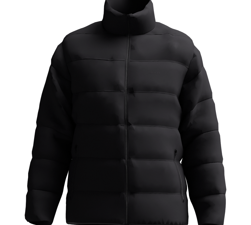 polstret jakke med matte finish og tydelige vandrette quiltede felter, set forfra. Jakken har høj ståkrave, gennemgående lynlås og diskrete lynlåslommer på hver side. Silhuetten er boxy og varm, designet til kulde med blødt, fyldigt fyld. Minimalistisk æstetik uden synlige dekorationer bortset fra et lille tone-i-tone logo på brystet, hvilket giver et stilrent og funktionelt vinterlook.