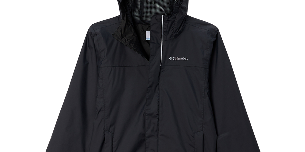 En enkel og funktionel sort regnjakke med hætte fra Columbia. Jakken har vandafvisende ydre, justerbar hætte og lynlåslukning med klap for ekstra beskyttelse mod vind og regn. To forlommer, velcrolukning ved ærmerne og en åndbar netforing øger komforten. Praktisk, let at pakke og ideel til både hverdag og udendørsaktiviteter i vådt vejr, som også passer godt under en skaljakke på længere ture.