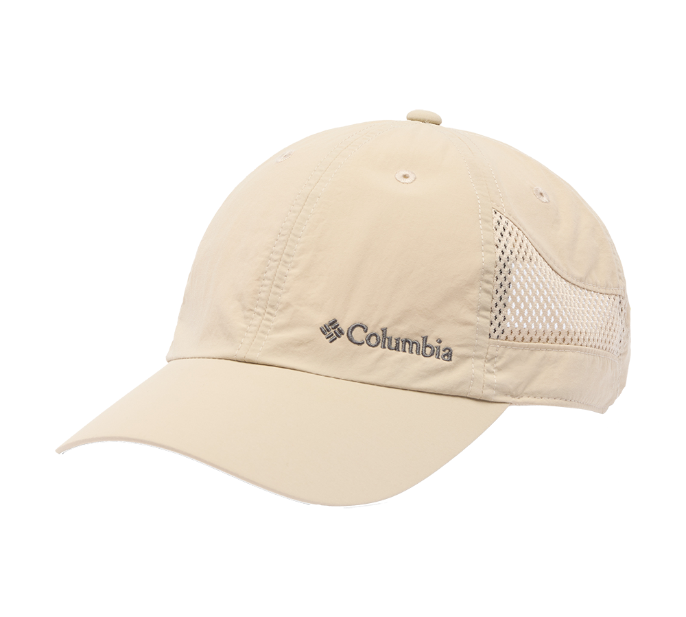 En beige Columbia-kasket i sporty, enkel stil. Kasketten har buet skygge, seks-panelskonstruktion med en lille knap på toppen og broderet Columbia-logo foran. Siderne er forsynet med meshindsatser for ekstra ventilation, hvilket giver en let og åndbar fornemmelse. Materialet virker tyndt og hurtigtørrende, egnet til udendørsaktiviteter som vandreture, løb eller hverdagssolbeskyttelse.