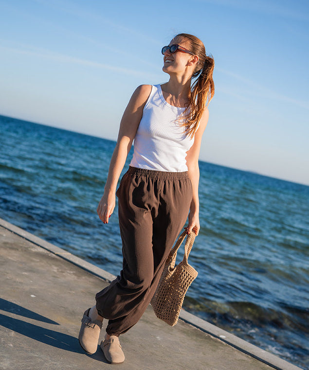 fabrin-ballon-apnt-brun_tank-top-hvid-livsstil-1.jpg